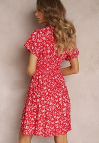 Renee - Czerwona Wiskozowa Sukienka Mini w Kwiaty z Gumką w Talii i Kopertową Górą Joslena. Kolor: czerwony. Materiał: wiskoza. Długość rękawa: krótki rękaw. Wzór: kwiaty. Sezon: lato, wiosna. Typ sukienki: kopertowe. Długość: mini #4