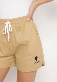 Born2be - Ciemnobeżowe Dresowe Szorty o Prostym Kroju z Wiązaniem i Kieszeniami Foladea. Okazja: na co dzień, na spacer. Kolor: beżowy. Materiał: dresówka. Styl: klasyczny, casual #3