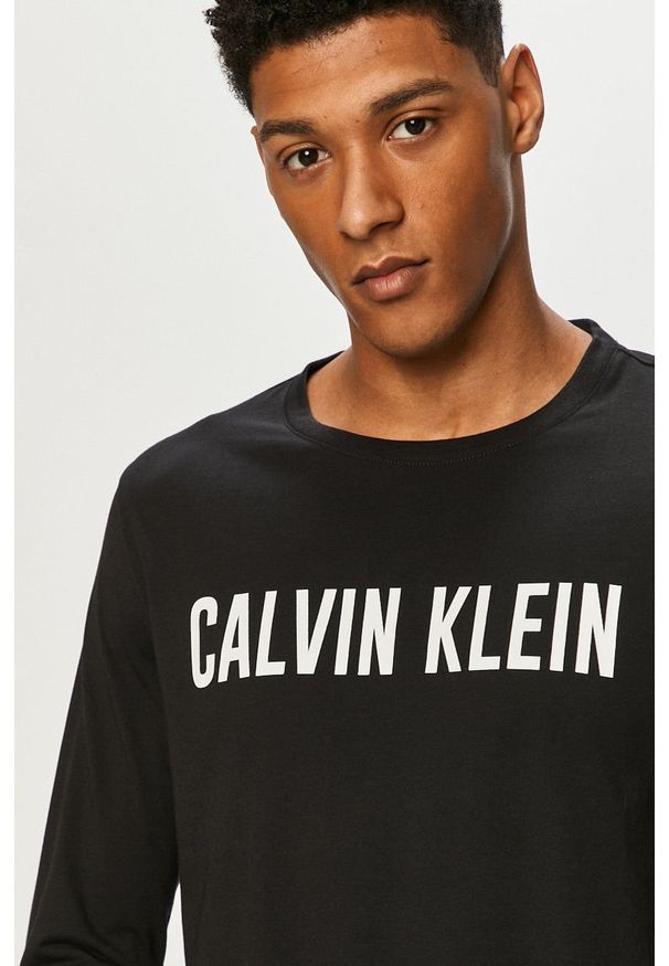 Calvin Klein Performance - Longsleeve. Okazja: na co dzień. Kolor: czarny. Materiał: bawełna, poliester, dzianina. Długość rękawa: długi rękaw. Wzór: nadruk. Styl: casual