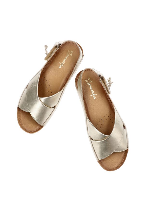 Złote Sandały Maciejka Wygodne Obuwie Damskie. Okazja: na co dzień. Zapięcie: pasek. Kolor: złoty. Wzór: kwiaty. Styl: wizytowy, casual