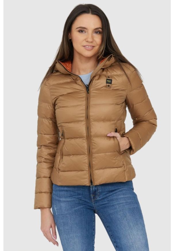 Blauer USA - BLAUER Brązowa puchowa kurtka z kapturem Claudia fashion down jacket with hood. Typ kołnierza: kaptur. Kolor: brązowy. Materiał: puch