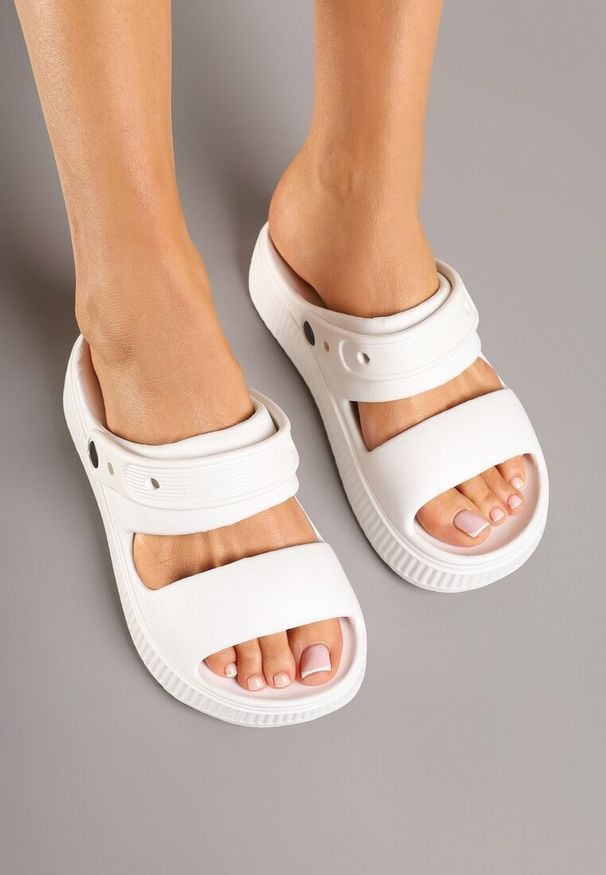 Born2be - Białe Klapki z Paskiem na Pięcie Ulianis. Okazja: na co dzień. Kolor: biały. Obcas: na obcasie. Styl: casual. Wysokość obcasa: średni