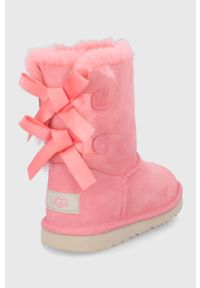 Ugg - UGG Śniegowce zamszowe dziecięce Bailey Bow II kolor różowy. Kolor: różowy. Materiał: zamsz