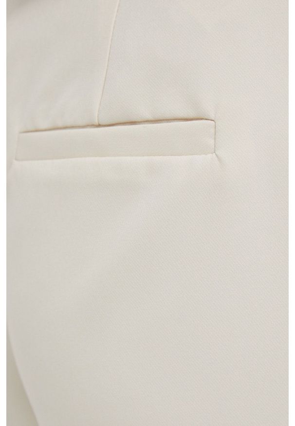 JDY spodnie damskie kolor beżowy dopasowane medium waist. Kolor: beżowy. Materiał: tkanina