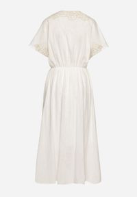 Born2be - Biała Bawełniana Sukienka w Stylu Rustykalnym z Kieszeniami Orriviane. Okazja: na spotkanie biznesowe, na co dzień, do pracy, na spacer. Typ kołnierza: dekolt w kształcie V. Kolor: biały. Materiał: bawełna. Wzór: aplikacja, haft. Typ sukienki: proste. Styl: biznesowy, casual #4