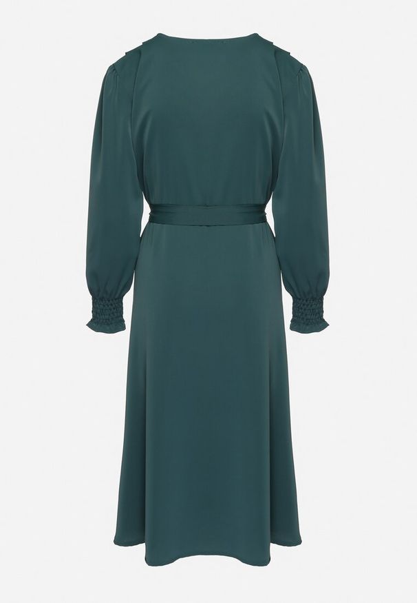 Born2be - Zielona Rozkloszowana Sukienka z Ozdobnymi Guzikami i Wiązanym Paskiem Annorael. Okazja: na spacer, na spotkanie biznesowe. Typ kołnierza: dekolt w kształcie V. Kolor: zielony. Długość rękawa: długi rękaw. Styl: elegancki, klasyczny, biznesowy