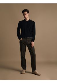 Reserved - Sweter polo z wełny merino - czarny. Typ kołnierza: polo. Kolor: czarny. Materiał: wełna