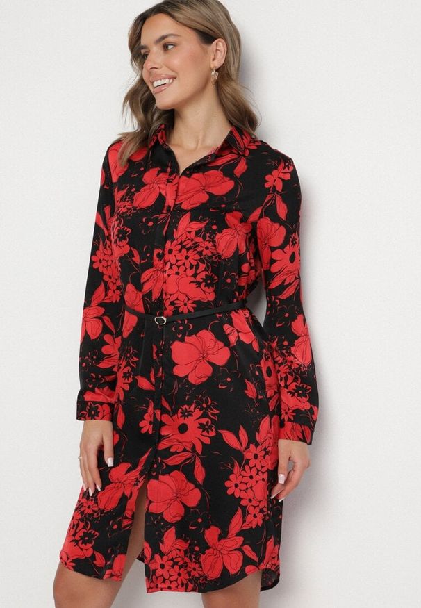 Born2be - Czarno-Czerwona Koszulowa Sukienka z Wiskozą w Kwiatowy Wzór z Dodatkowym Paskiem Ninira. Okazja: na spacer, na co dzień. Kolor: czarny. Materiał: wiskoza. Wzór: kwiaty. Typ sukienki: koszulowe. Styl: klasyczny, casual, elegancki