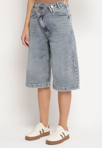 Born2be - Niebieskie Szorty Jeansowe Bermudy z Asymetrycznym Zapięciem Liladea. Okazja: na co dzień. Kolor: niebieski. Materiał: jeans. Długość: długie. Styl: elegancki, casual