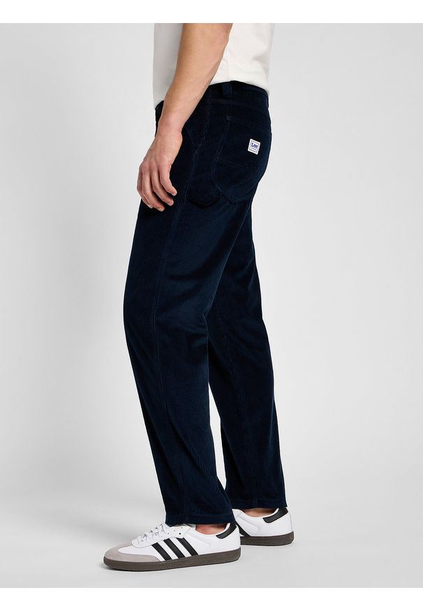 Lee - LEE MĘSKIE SPODNIE SZTRUKSOWE LEE CARPENTER RIVET NAVY 112359178. Materiał: sztruks
