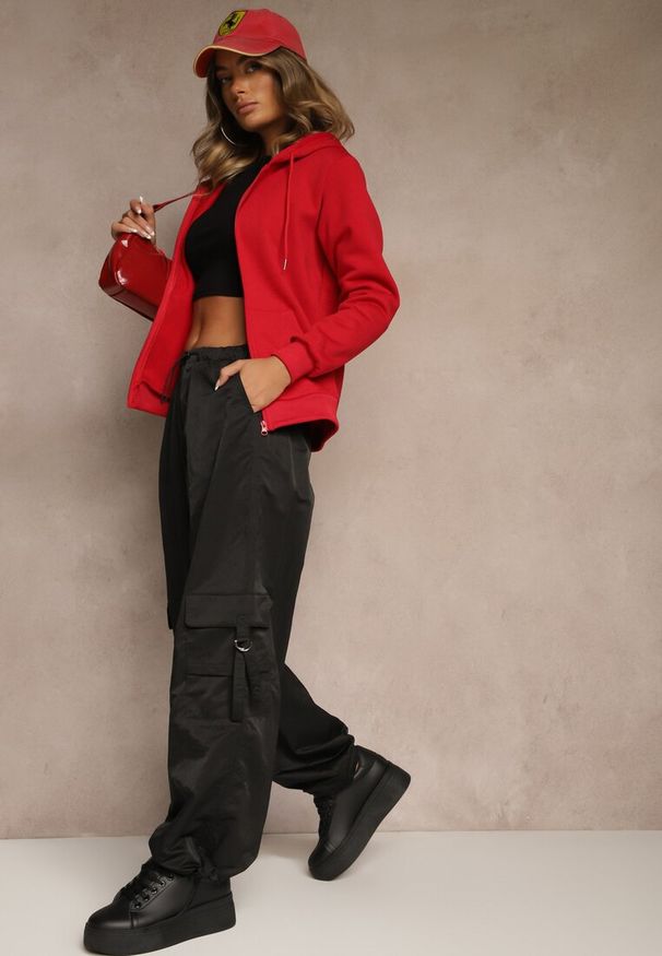 Renee - Czerwona Bluza Rozpinana z Bawełną i Kapturem Ozdobiona Sznurkami Ivila. Okazja: na co dzień. Kolor: czerwony. Materiał: bawełna. Wzór: aplikacja. Styl: casual, sportowy