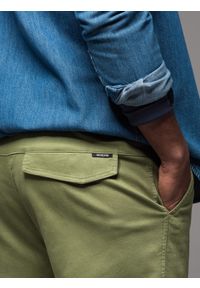 Ombre Clothing - Męskie dzianinowe joggery z kieszeniami cargo – oliwkowe V3 - Rozmiar: XL. Okazja: na co dzień. Kolor: oliwkowy. Materiał: dzianina. Wzór: aplikacja. Styl: casual #3