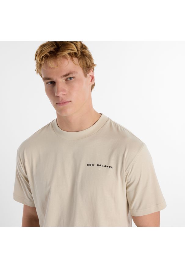 Koszulka męska New Balance MT51507TWF – beżowa. Kolor: beżowy. Materiał: bawełna, dresówka. Wzór: aplikacja, napisy