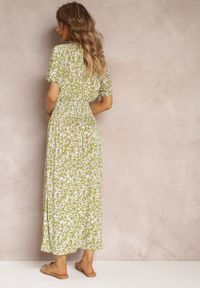Renee - Jasnozielona Rozkloszowana Sukienka Maxi w Kwiaty z Gumką w Pasie Aeyana. Typ kołnierza: dekolt kopertowy. Kolor: zielony. Długość rękawa: krótki rękaw. Wzór: kwiaty. Typ sukienki: kopertowe. Długość: maxi