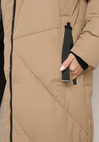 Born2be - Ciemnobeżowa Pikowana Kurtka o Długim Pudełkowym Kroju z Kapturem i Kieszeniami Attesina. Okazja: na co dzień. Typ kołnierza: kaptur. Kolor: beżowy. Materiał: wełna, jeans. Długość: długie. Sezon: zima. Styl: klasyczny, casual, elegancki #5