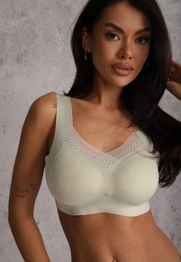 Renee - Zielony Sportowy Biustonosz z Usztywnieniem Ozdobiony Siateczkową Wstawką Edalissa. Kolor: zielony. Rodzaj stanika: wyciągane miseczki. Wzór: aplikacja