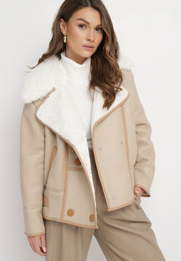 Born2be - Jasnobeżowa Kurtka Biker z Futerkiem Marisine. Okazja: na co dzień. Typ kołnierza: golf. Kolor: beżowy. Materiał: futro. Długość: krótkie. Wzór: aplikacja. Sezon: zima. Styl: casual