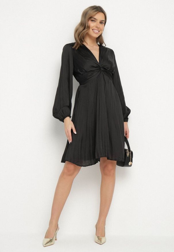 Born2be - Czarna Rozkloszowana Sukienka Plisowana z Marszczeniem i Dekoltem w Serek Aladwen. Okazja: na co dzień. Typ kołnierza: dekolt w serek. Kolor: czarny. Materiał: poliester. Typ sukienki: proste, rozkloszowane. Styl: elegancki, casual