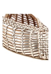 Hot Potatoes by Gioseppo - Czółenka damskie Gioseppo, lekka konstrukcja odkryta pięta elastyczny pasek z tyłu niski stabilny obcas pleciona cholewka smukły nosek, platinum, 792. Okazja: do pracy, na imprezę. Zapięcie: pasek. Kolor: srebrny. Szerokość cholewki: normalna. Sezon: wiosna, lato. Obcas: na obcasie. Styl: elegancki. Wysokość obcasa: niski #6