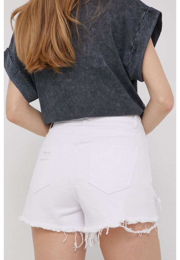 Answear Lab szorty jeansowe answear.LAB X limitowana kolekcja festiwalowa BE BRAVE damskie kolor biały gładkie high waist. Stan: podwyższony. Kolor: biały. Materiał: jeans. Wzór: gładki. Styl: wakacyjny