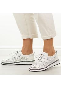 Białe ażurowane skórzane półbuty damskie Jezzi 18-24. Okazja: na co dzień. Nosek buta: okrągły. Kolor: biały. Materiał: skóra. Szerokość cholewki: normalna. Sezon: wiosna, lato, jesień. Styl: casual, klasyczny #1