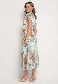 Born2be - Jasnozielona Sukienka o Rozkloszowanym Kroju z Wiązaniem przy Dekolcie i Paskiem Sorilina. Okazja: na co dzień. Kolor: zielony. Długość rękawa: krótki rękaw. Wzór: kwiaty. Styl: casual, elegancki #2