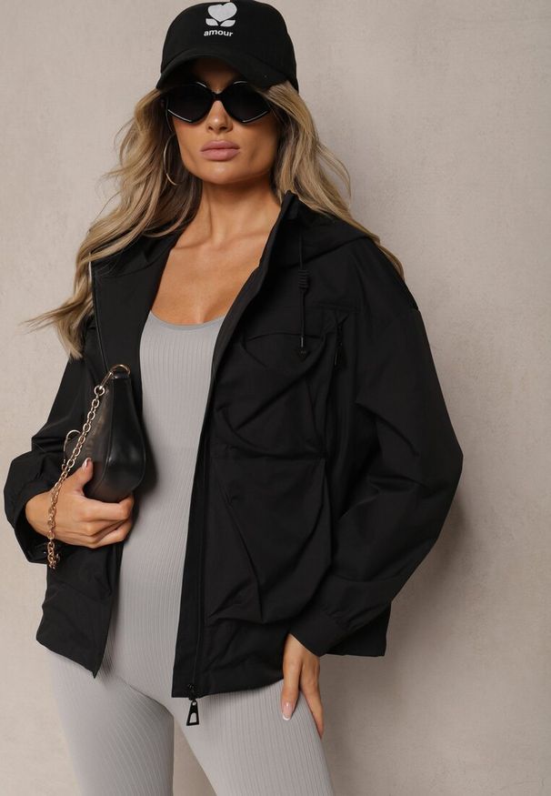 Renee - Czarna Kurtka o Fasonie Wiatrówki Ozdobiona Kieszeniami Bralisa. Okazja: na co dzień, na spacer. Kolor: czarny. Wzór: aplikacja. Styl: sportowy, casual, elegancki