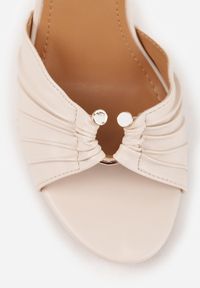 Renee - Jasnobeżowe Sandały VICES na Szpilce Zdobione Marszczeniem i Aplikacją Synalirea. Zapięcie: pasek. Kolor: beżowy. Wzór: aplikacja. Obcas: na szpilce. Styl: klasyczny, elegancki #5