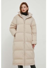 Calvin Klein kurtka puchowa damska kolor beżowy zimowa oversize. Kolor: beżowy. Materiał: puch. Sezon: zima