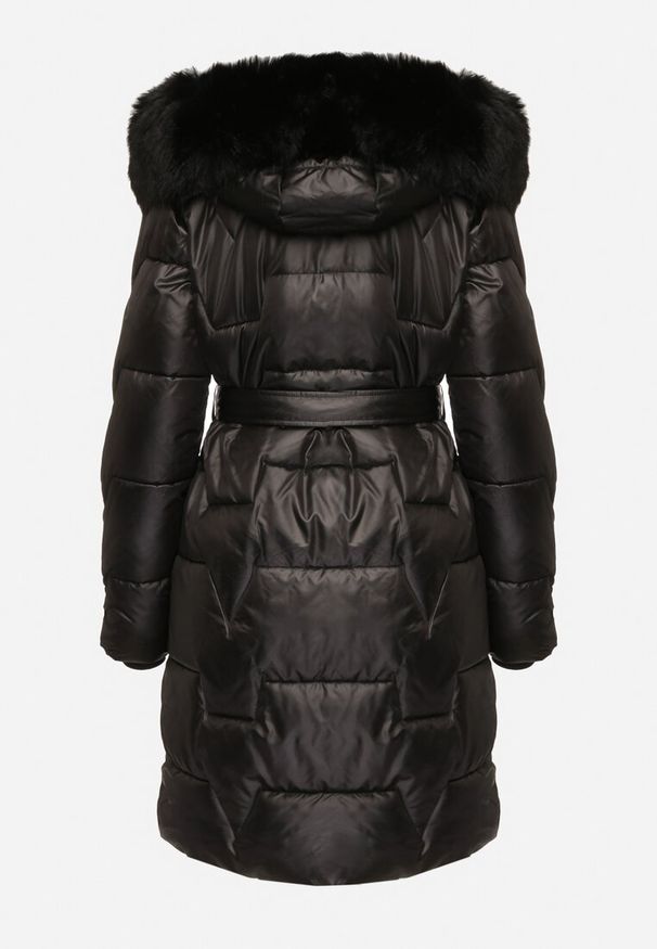 Born2be - Czarna Pikowana Kurtka o Długim Kroju Ozdobiona Paskiem i Odpinanym Futerkiem Milirra. Okazja: na spacer. Kolor: czarny. Materiał: futro. Długość: długie. Wzór: aplikacja. Styl: wizytowy, elegancki