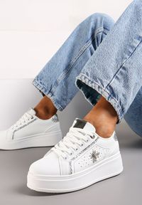 Renee - Białe Sneakersy z Ekoskóry na Platformie z Błyszczącymi Detalami i Zawieszką Anarmonia. Kolor: biały. Obcas: na platformie