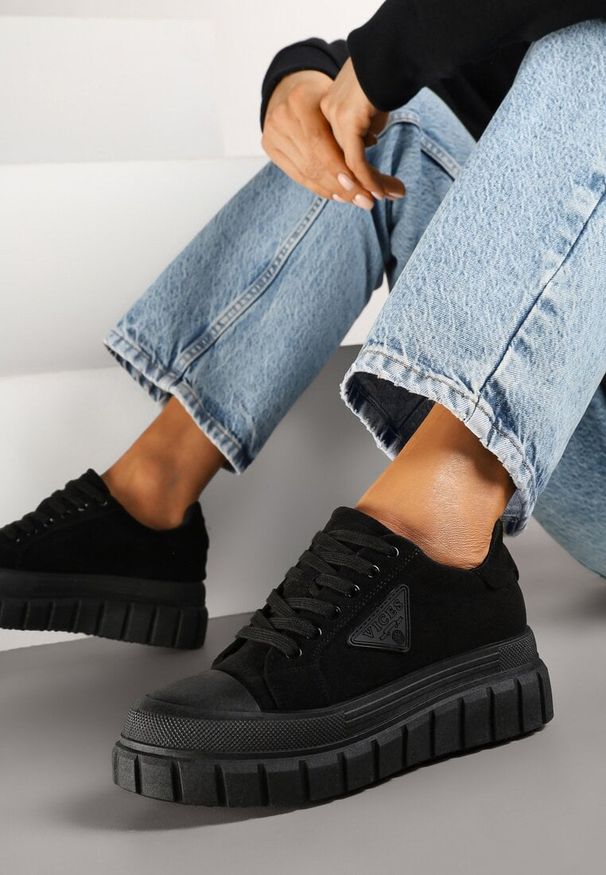 Renee - Czarne Sneakersy Vices na Platformie z Ozdobą i Napisem Leawen. Okazja: na co dzień. Kolor: czarny. Materiał: jeans. Wzór: aplikacja, napisy. Obcas: na platformie