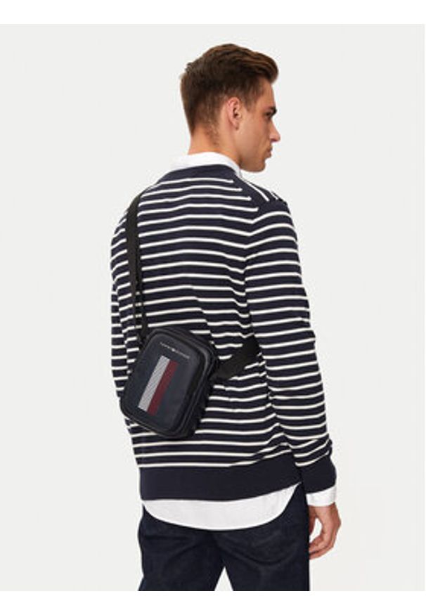 TOMMY HILFIGER - Tommy Hilfiger Saszetka Foundation AM0AM12977 Granatowy. Kolor: niebieski. Materiał: skóra