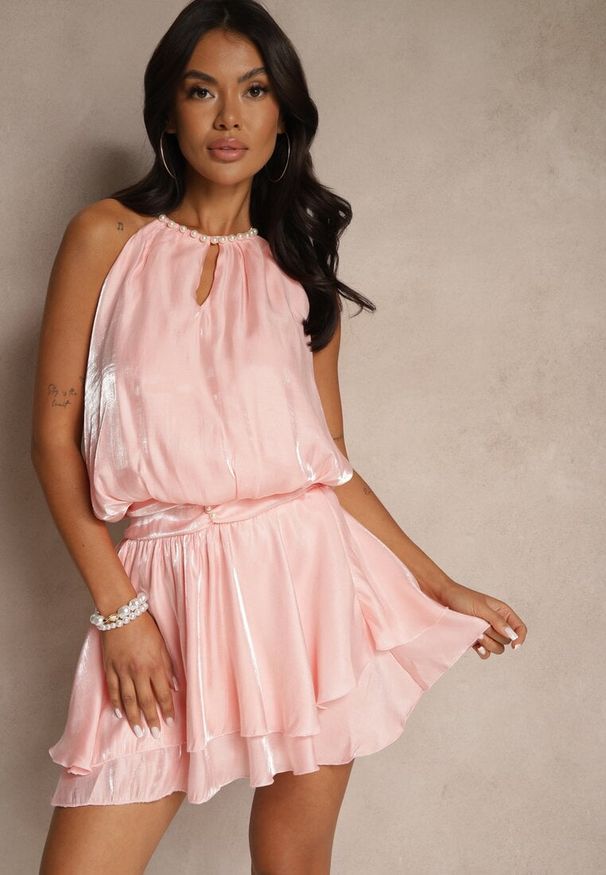 Renee - Różowa Rozkloszowana Sukienka z Wiskozy z Wiązaniem z Tyłu i Falbanami Toravia. Okazja: na co dzień. Kolor: różowy. Materiał: wiskoza. Styl: elegancki, casual
