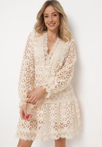 Born2be - Beżowa Sukienka Mellathe. Kolor: beżowy. Materiał: materiał, koronka. Długość rękawa: długi rękaw. Wzór: ażurowy, aplikacja. Styl: wizytowy. Długość: mini #2