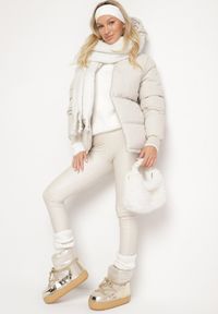 Born2be - Jasnobeżowa Pudełkowa Kurtka Pikowana z Kapturem Anena. Typ kołnierza: kaptur. Kolor: beżowy. Styl: elegancki #3