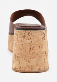 Born2be - Brązowe Klapki VICES z Kwadratowym Noskiem na Koturnie z Imitacji Korka Cordereida. Okazja: na co dzień. Kolor: brązowy. Materiał: jeans, len. Wzór: haft. Sezon: lato. Obcas: na koturnie. Styl: casual #9