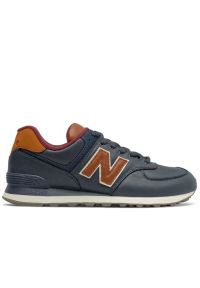 Buty męskie New Balance ML574OMC - granatowe. Okazja: na co dzień. Kolor: niebieski. Materiał: guma, skóra. Szerokość cholewki: normalna. Model: New Balance 574 #1