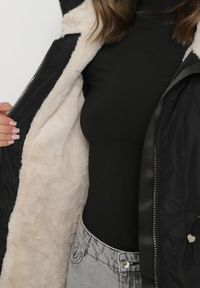 Born2be - Czarna Klasyczna Kurtka Parka z Futrzaną Wyściółką Olenevia. Okazja: na co dzień. Kolor: czarny. Materiał: futro. Styl: klasyczny #7