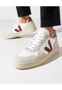 Veja - VEJA - Sneakersy V-10 z bordowym logo. Nosek buta: okrągły. Kolor: czerwony. Materiał: poliester, guma, zamsz #1