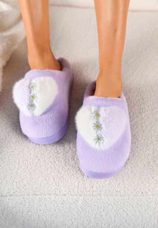 Born2be - Jasnofioletowe Kapcie na Grubej Podeszwie z Serduszkiem i Cyrkoniami Laoreina. Okazja: do domu. Kolor: fioletowy. Materiał: jedwab. Wzór: aplikacja. Styl: elegancki
