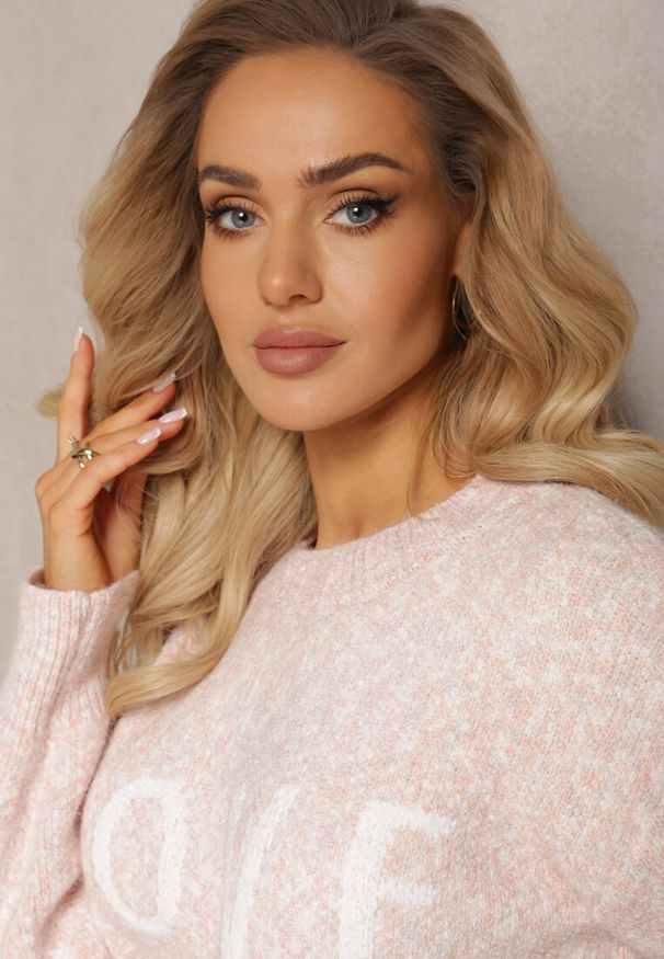 Renee - Różowy Sweter z Ozdobnym Napisem Wykończony Ściągaczami Minisoji. Kolor: różowy. Materiał: elastan, wiskoza. Wzór: napisy