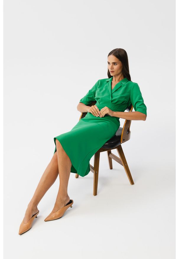 Stylove - Elegancka sukienka z kopertowym dekoltem i kołnierzem zielona. Okazja: na spotkanie biznesowe. Kolor: zielony. Typ sukienki: kopertowe. Styl: elegancki
