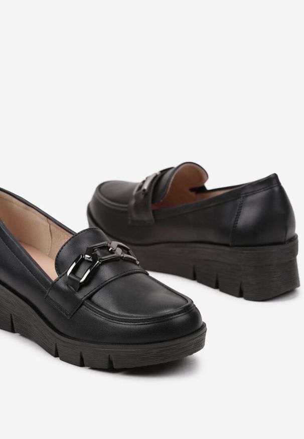 Renee - Czarne Półbuty Mokasyny na Koturnie z Tłoczeniem i Wkładką ze Skóry Naturalnej i Łańcuchem Cariella. Okazja: na co dzień. Kolor: czarny. Materiał: skóra. Sezon: wiosna, lato. Obcas: na koturnie. Styl: elegancki, casual