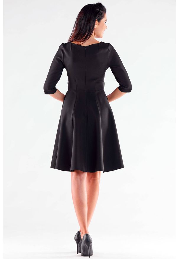 Awama - Elegancka sukienka rozkloszowana z ozdobnymi guzikami czarna. Okazja: do pracy. Kolor: czarny. Styl: elegancki