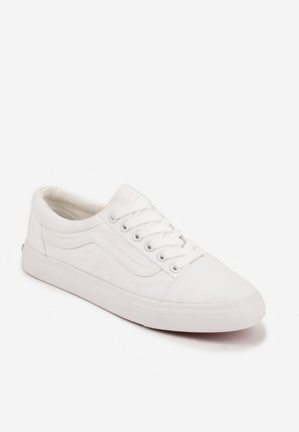 Born2be - Wiązane Białe Tenisówki Trampki pod Kostkę z Ozdobnym Paskiem Wiolana. Okazja: na co dzień, na spacer. Zapięcie: pasek. Kolor: biały. Materiał: jeans. Styl: sportowy, casual