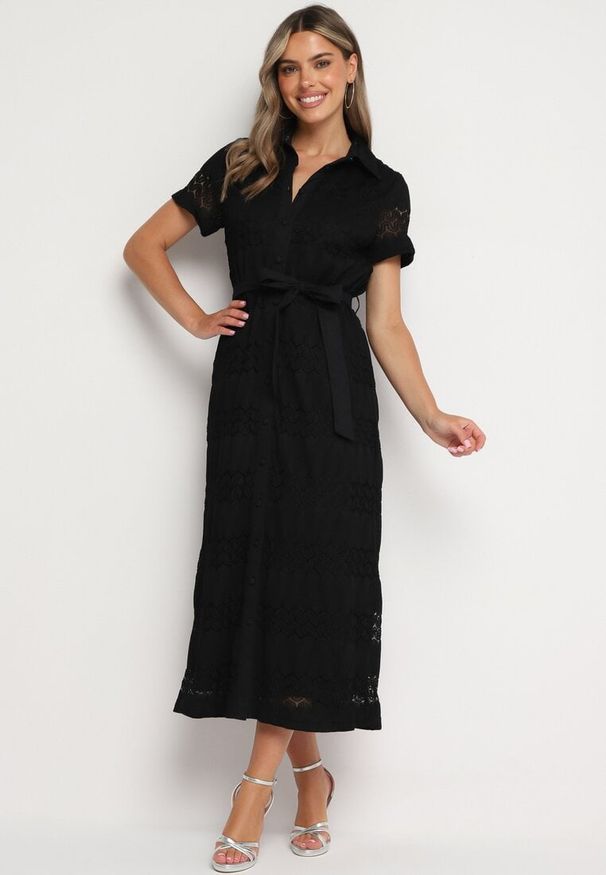 Born2be - Czarna Koszulowa Sukienka na Guziki z Ażurowym Wzorem Wiązana Paskiem Klarevia. Okazja: do pracy. Kolor: czarny. Materiał: tkanina, skóra. Wzór: ażurowy. Sezon: wiosna, lato. Typ sukienki: koszulowe. Styl: elegancki, klasyczny