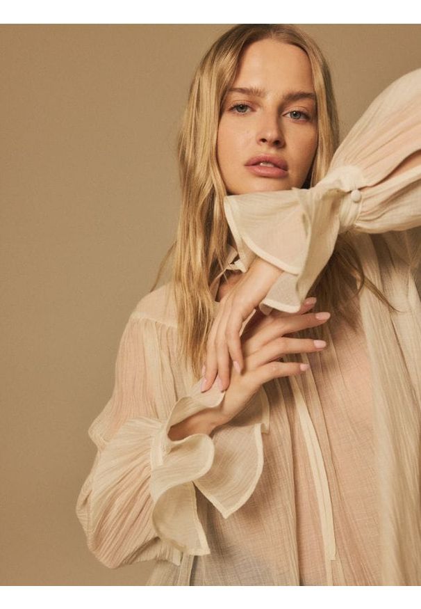 Reserved - Bluzka z efektem marszczenia - kremowy. Kolor: kremowy