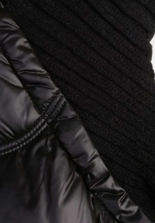 Renee - Czarna Kamizelka z Kapturem Wykończona Ściągaczami Timamar. Okazja: na co dzień. Typ kołnierza: kaptur. Kolor: czarny. Materiał: dzianina, jeans, dresówka. Styl: casual