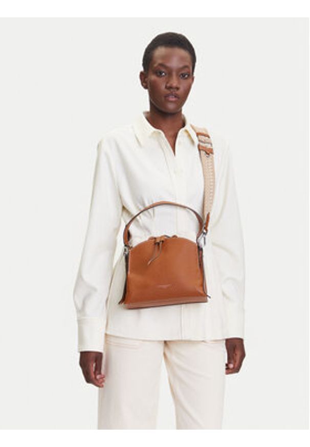 Gianni Chiarini Torebka Asia BS 11235 RNGDBL-NAETN Brązowy. Kolor: brązowy. Materiał: skórzane